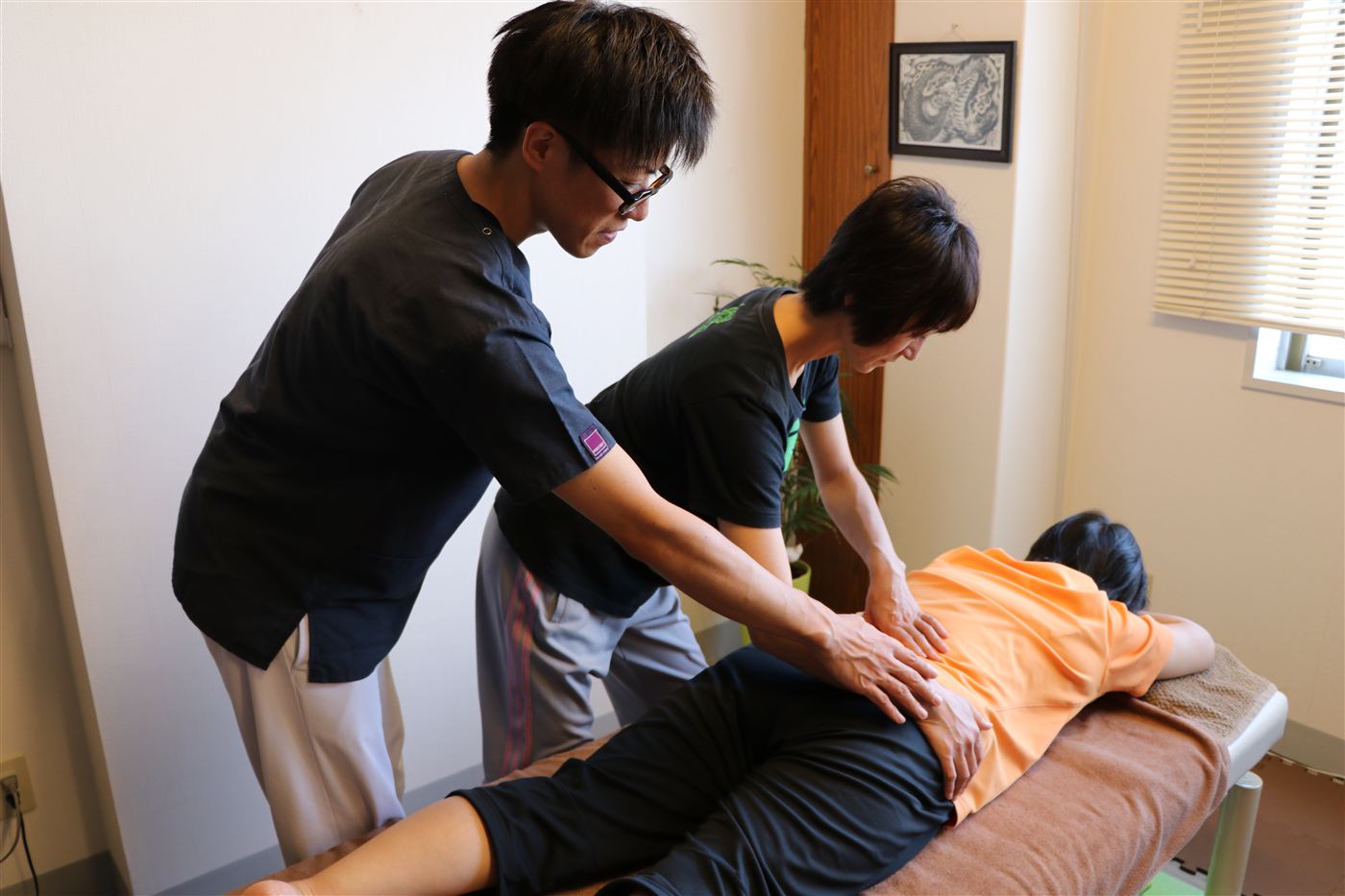 受講生が二人一組で実技を練習している様子